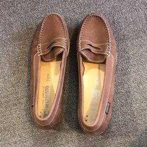 Mephisto women’s size 9 brown leather loafers.